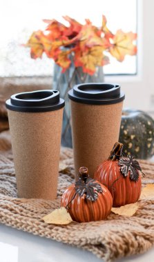 Sonbahar arkaplanı kuru yapraklar, mavi bir fincan kahve. Örgü arka plan, balkabağı, Ekim, Kasım. Sonbahar atmosferi. Sonbahar mevsimi.