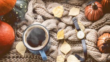 Sonbahar arkaplanı kuru yapraklar, mavi bir fincan kahve. Örgü arka plan, balkabağı, Ekim, Kasım. Sonbahar atmosferi. Sonbahar mevsimi.