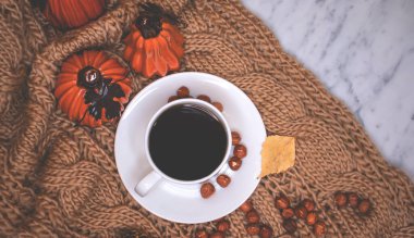 Sonbahar arkaplanı, kahve, örgü eşarp, balkabağı. Sonbahar kahvesi, kuru yapraklar. Sezon Ekim, Kasım.