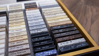 Örnek olarak dekoratif yapay taş. İçinde yapay taş örnekleri olan bir çanta. Bitirici malzeme, iç yenileme.