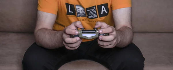 Mãos Masculinas Com Joystick Jogo Gamepad Jovem Está Tocar Consola — Fotografia de Stock