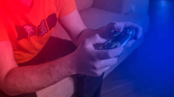 Männliche Hände Mit Steuerknüppel Gamepad Der Junge Mann Spielt Der — Stockfoto