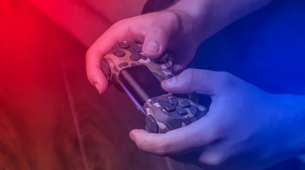 Manos Masculinas Con Joystick Juego Gamepad Joven Está Tocando Consola — Foto de Stock