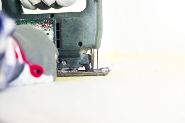 Adam kesme mutfak tezgah Elektrikli testere kullanarak. Ev geliştirme, yenileme kavramı