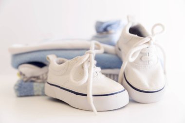 Yeni doğan bebek çocuk için küme şeylerden. Anne kavramı. Bebek giysileri yığın ve küçük bebek ayakkabı ve şapka