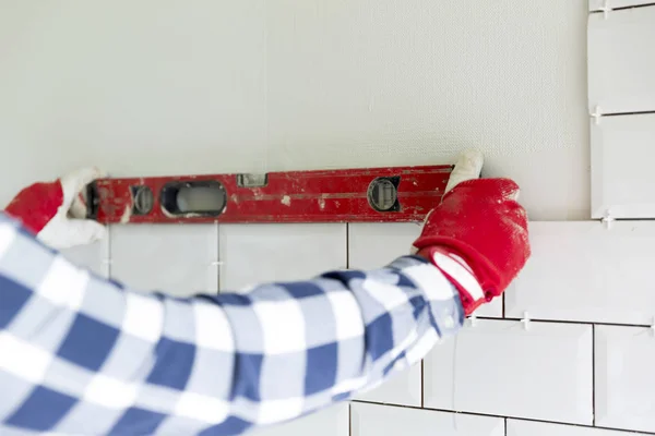 Processo Azulejos Cozinha Nível Medição Empreiteiro Com Nível Construção Telhas — Fotografia de Stock