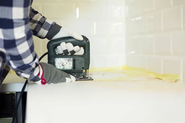 Homem Corte Bancada Cozinha Usando Serra Elétrica Melhoria Casa Conceito — Fotografia de Stock