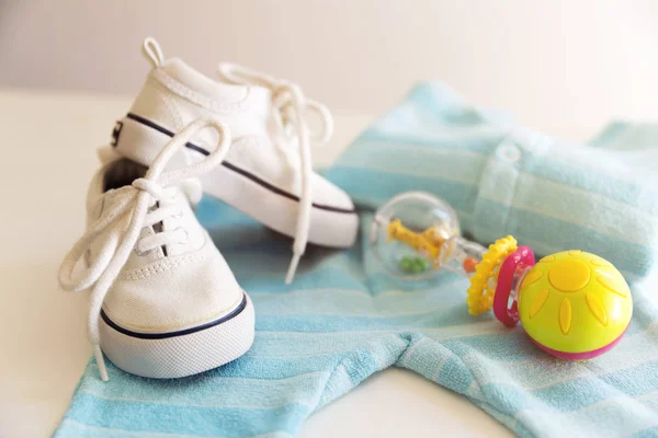 Детские Вещи Белом Фоне Вещи Маленького Мальчика Погремушка Обувь Необходимость — стоковое фото