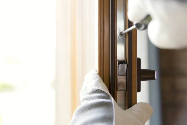 Construction worker installing window in house. Handyman fixing the window with screwdriver — Stock Image Construction Worker Installing Window House Handyman Fixing Window Screwdriver Stock Picture