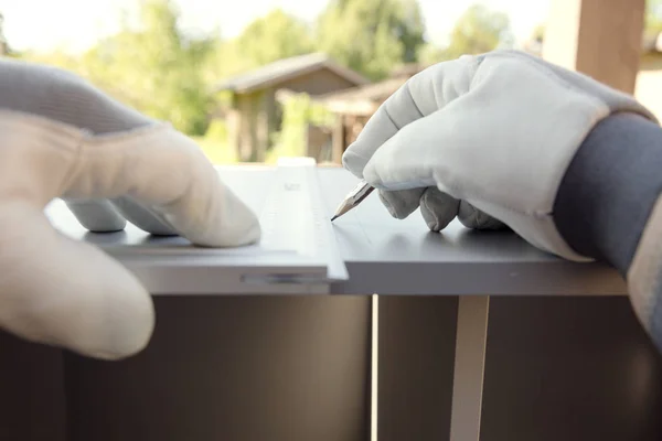 Montaje Muebles Trabajador Guantes Protectores Midiendo Parte Del Gabinete Cocina — Foto de Stock