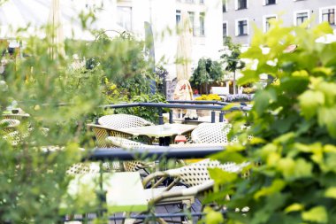 Rahat açık kafe. Masa ve sandalye restoranın terasında