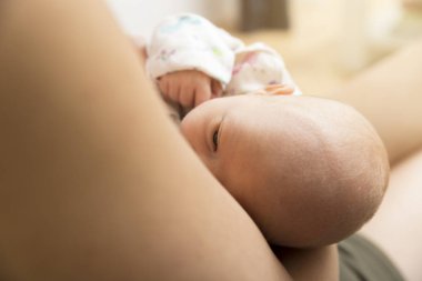 Genç anne emzirme yeni doğan bebek