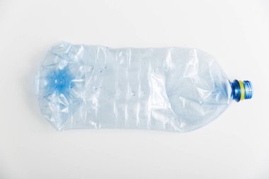 Beyaz zemin üzerine mavi plastik şişe ezilmiş. kirliliği kavramı