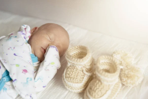 Lindo Bebé Recién Nacido Niño Duerme Vivero Mientras Cambia Pañales — Foto de Stock