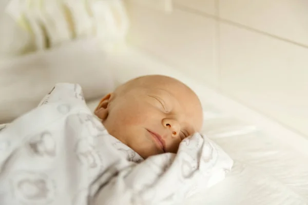 Lindo Bebé Recién Nacido Niño Duerme Vivero Mientras Cambia Pañales — Foto de Stock