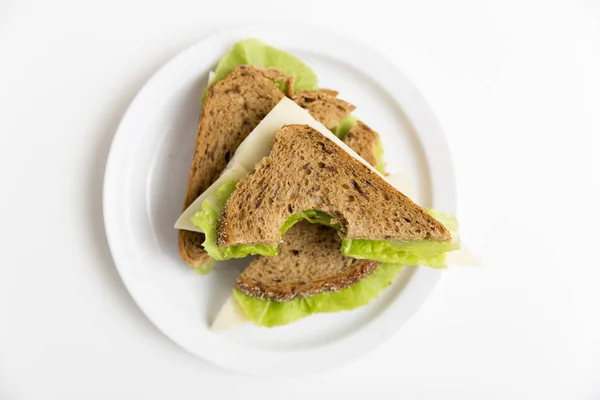 Isırıldı Peynir Salata Sandviç Beyaz Tabakta Öğle Yemeği Molası Sağlıklı — Stok fotoğraf