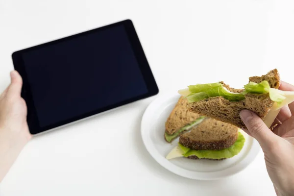 Sandwich Pane Tostato Fresco Con Formaggio Insalata Sul Posto Lavoro — Foto Stock