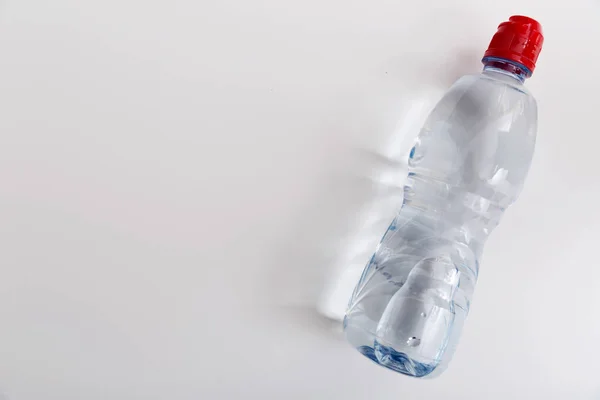 Botella Agua Plástico Sobre Fondo Blanco — Foto de Stock