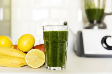 Taze yeşil smoothie meyve ve sebzeler sağlıklı bir yaşam tarzı için. Ispanak, elma, muz, limon.
