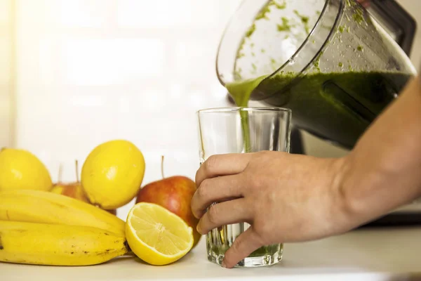 Frau Mixt Spinat Bananen Zitrone Und Äpfel Einem Gesunden Grünen — Stockfoto