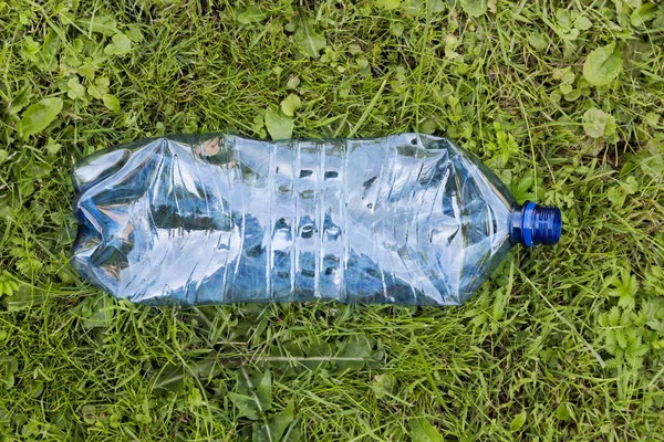 Triturado Botella Plástico Azul Hierba Concepto Contaminación Medio Ambiente — Foto de Stock