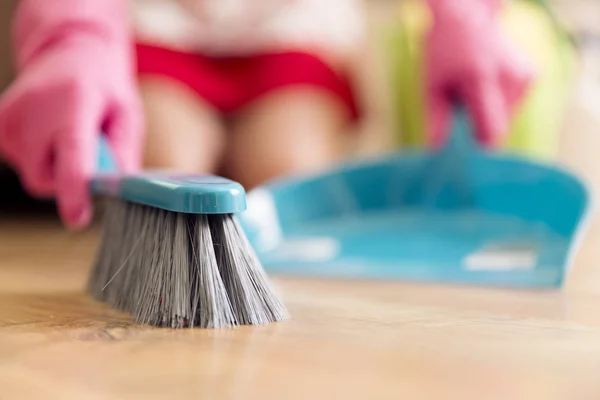 Concepto Trabajo Doméstico Limpieza Limpieza Mujer Con Cepillo Suelo Barredora —  Fotos de Stock