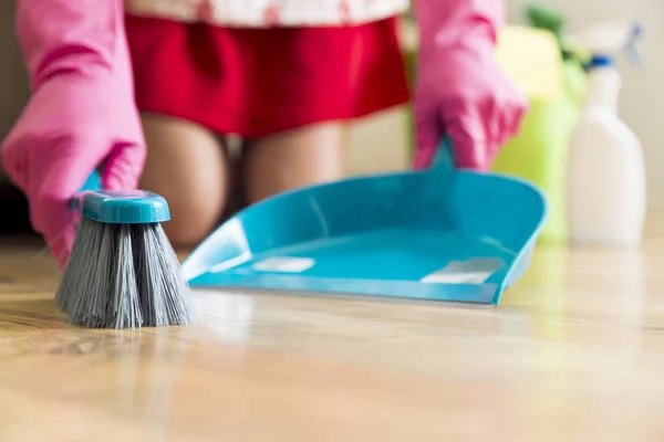 Conceito Trabalho Doméstico Limpeza Limpeza Mulher Com Escova Varrendo Chão — Fotografia de Stock