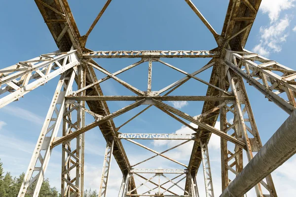 Metal köprü parlak mavi gökyüzü karşı. Altyapı ve mimari