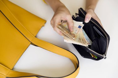 Deri cüzdan para dolu olan kız. Avrupa Euro faturaları