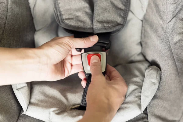 Koruma ve güvenlik arabada. Eller kadının araba koltuğuna tespit güvenlik kuşağı. Birleşme yönergeleri