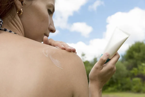 Vrouw Toepassen Zonnebrandmiddelen Haar Schouder Huidverzorging Lichaam Zon Bescherming Zonnebrandcrème — Stockfoto