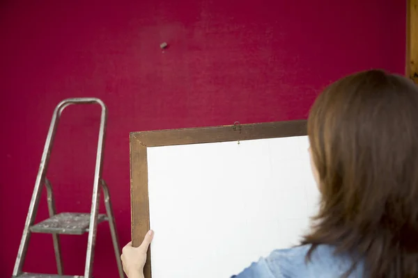 Melhoria Casa Mulheres Bonitas Colocando Uma Pintura Uma Parede Fundo — Fotografia de Stock