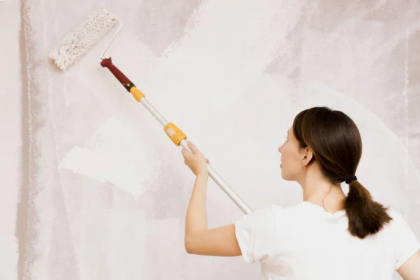 Melhoria Casa Mulher Bonita Parede Pintura Com Rolo Pintura — Fotografia de Stock