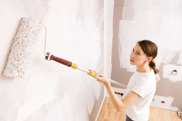 Huisverbetering Mooie Vrouw Schilderen Muur Met Verfroller — Stockfoto