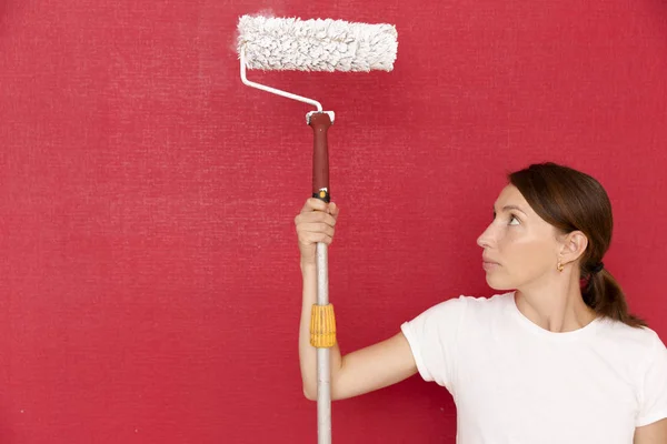 Huisverbetering Mooie Vrouw Schilderen Muur Met Verfroller — Stockfoto