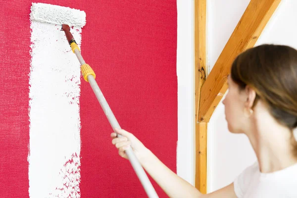 Βελτίωση Σπιτιού Όμορφη Γυναίκα Ζωγραφική Τοίχο Ρολό Χρώμα — Φωτογραφία Αρχείου
