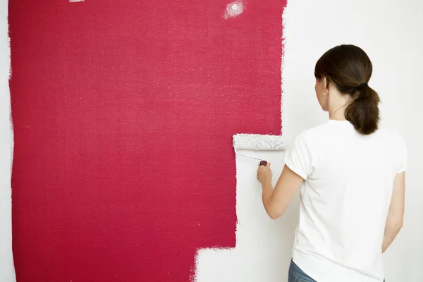 Melhoria Casa Mulher Bonita Parede Pintura Com Rolo Pintura — Fotografia de Stock