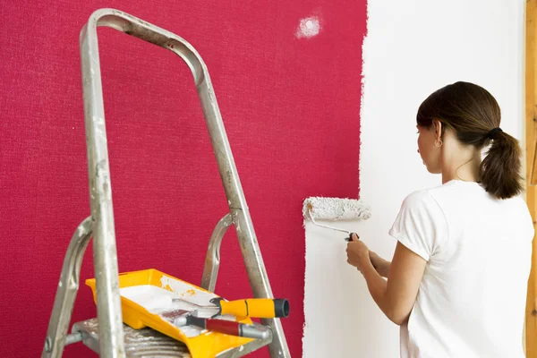 Perbaikan Rumah Wanita Cantik Lukisan Dinding Dengan Rol Cat — Stok Foto