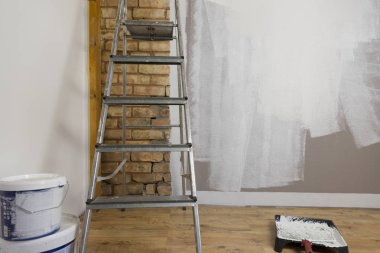 Boyama, rulo, fırça, alüminyum lider için araçlar. Kısmen renkli duvar.