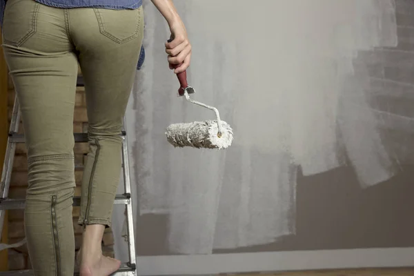 Huisverbetering Mooie Vrouw Schilderen Muur Met Verfroller — Stockfoto