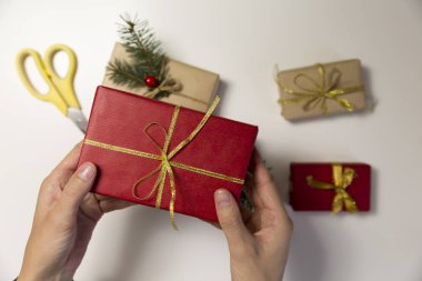 Güzel kadınlar Noel hediyeleri hazırlıyor. Tatil ve Noel konsepti. Paketlenmiş Noel hediyeleri.