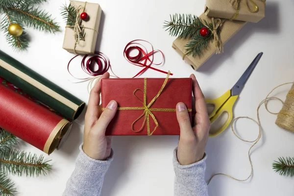 Güzel kadınlar Noel hediyeleri hazırlıyor. Tatil ve Noel konsepti. Paketlenmiş Noel hediyeleri.