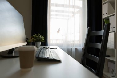 Bir fincan kahve computter yanındaki ofiste. Geç kavramı çalışma