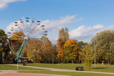 Sonbahar renkli ağaçlar ve bir iplik dönme dolap ile parkta. Sigulda Letonya.