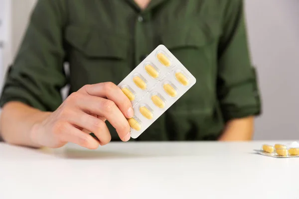 Mano Mujer Que Sostiene Paquete Píldoras Medicamentos Vitaminas Medicamentos — Foto de Stock