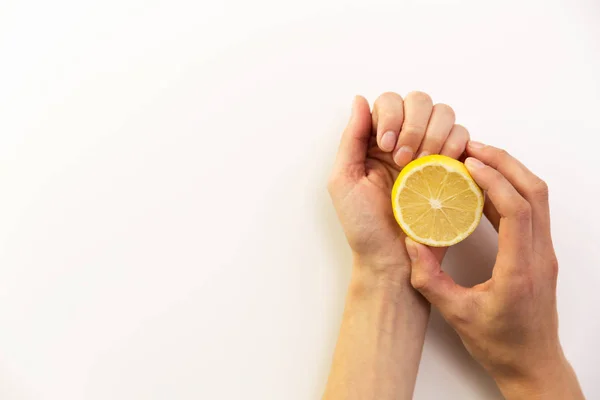 Маникюр Женщина Чистит Ногти Лимоном — стоковое фото