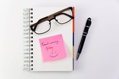 İyi sabah Cuma, üstte gözlüklü bir not defteri o yapıştırılmış bir yazı üzerine yazılmış.