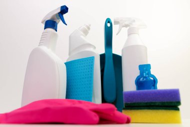 Beyaz arkaplanda temizlik ürünleri.