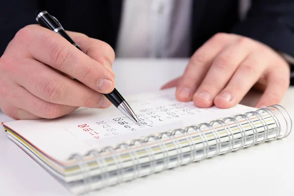 Verksamhet Man Markera Ett Datum Kalender Mörk Blå Kostym — Stockfoto