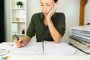 Bir masada oturan ve satış sonuçları hesaplama iş kadınları. İş finans kavramı.